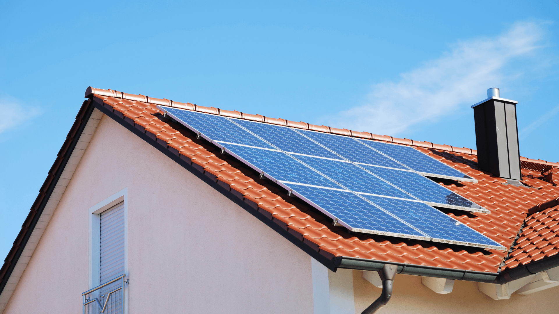 panneaux solaires sur toit de maison