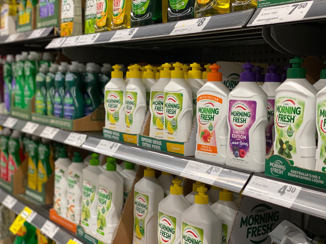 un présentoir dans un magasin rempli de nombreuses bouteilles de produits de nettoyage